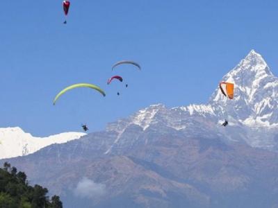 Paragliding in Nepal neben dem Fishtail Berg